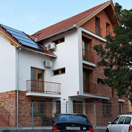 Ξενοδοχείο με διαμερίσματα Centrum Apartmanhaz 3*