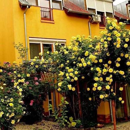 Ξενοδοχείο με διαμερίσματα Centrum Apartmanhaz 3*